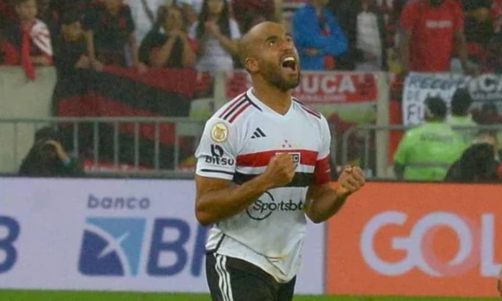 Lucas Moura comemora gol no duelo contra o Flamengo, no Maracanã