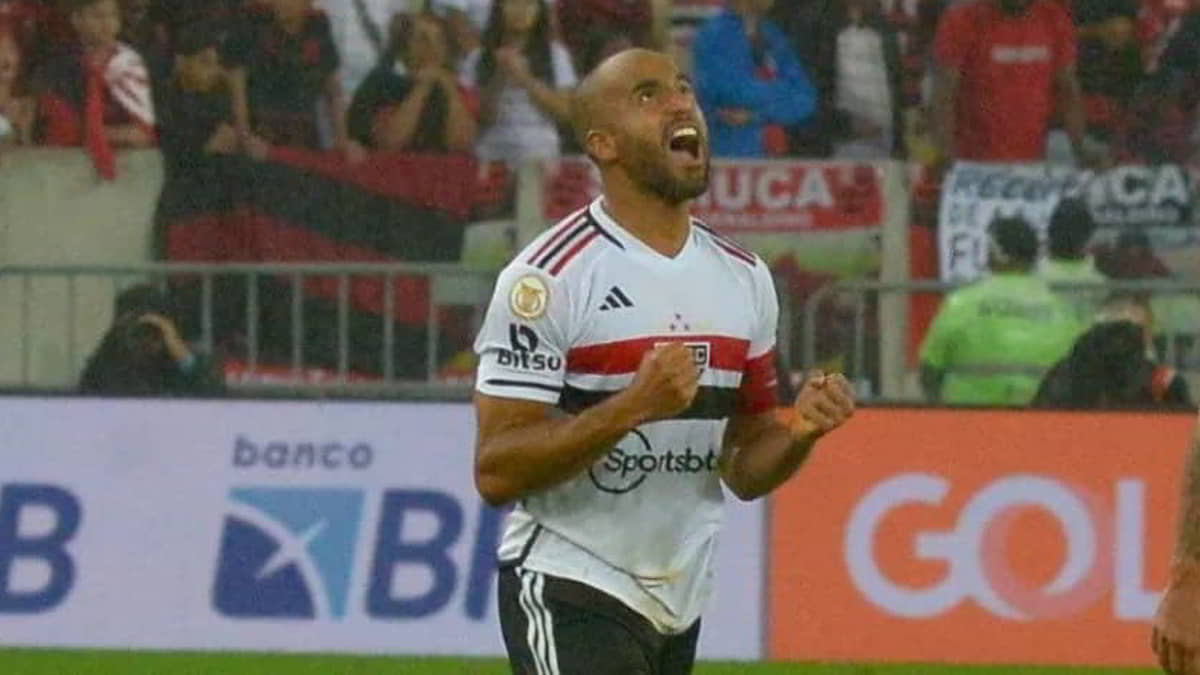 Lucas Moura comemora gol no duelo contra o Flamengo no Maracanã