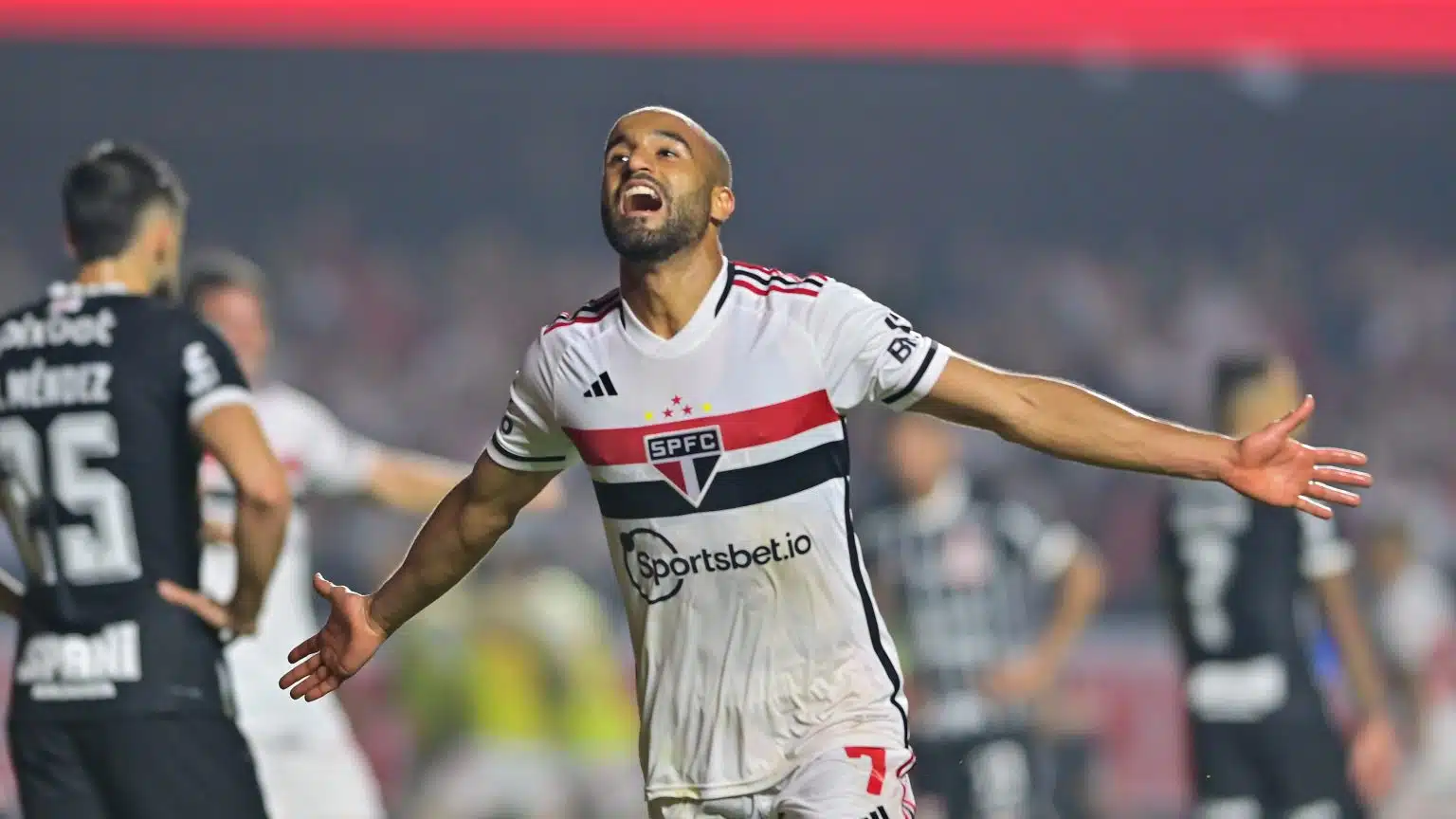 Lucas Moura marca o gol da vitória contra o Corinthians